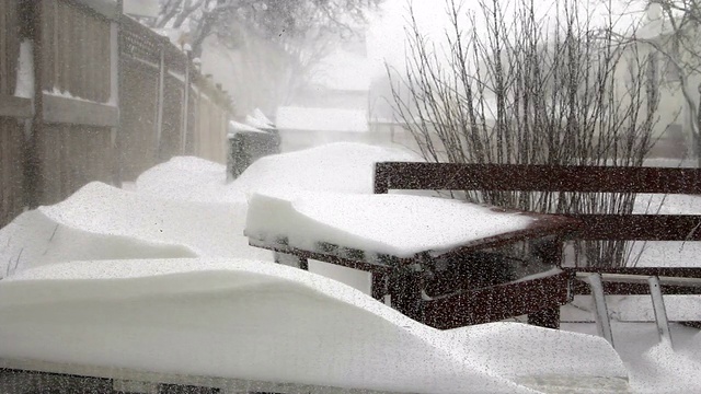 冰岛冬季暴风雪窗口刮起强风视频素材