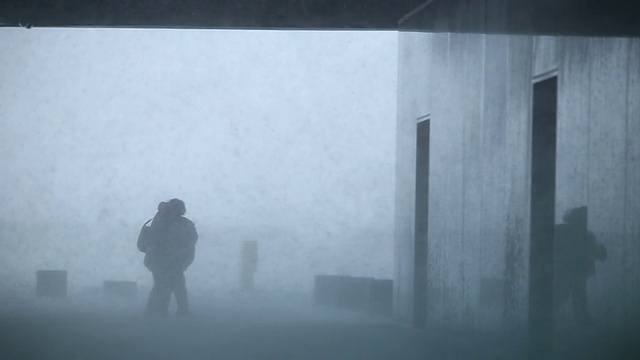 人们在飓风、极端天气、暴雨、暴风雪中挣扎视频素材