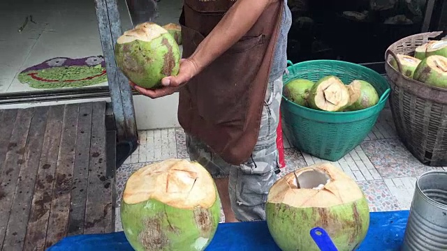 将新鲜的椰子切成甜甜的椰子汁视频素材