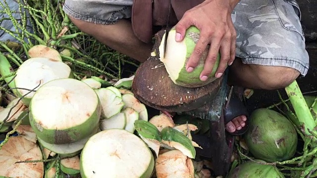 将新鲜的椰子切成甜甜的椰子汁视频素材