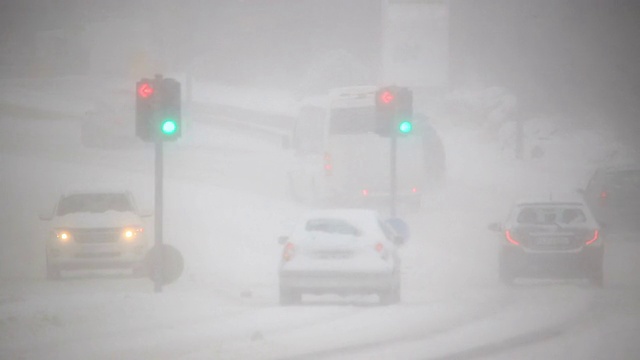 在冰岛的雷克雅未克，交通严重零能见度暴风雪视频素材