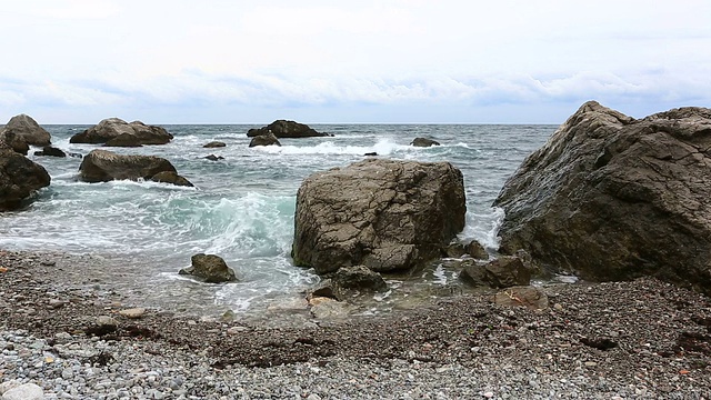 在海岸附近，海浪拍打着大石头视频素材