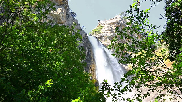 一场大雨过后，乌川苏深处落在克里米亚的阿佩特里山视频素材