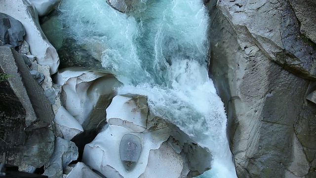 汹涌的小溪和岩石视频素材