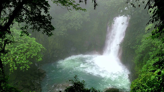 瀑布、泻湖、雨林、丛林、哥斯达黎加的特纳里奥火山国家公园视频素材