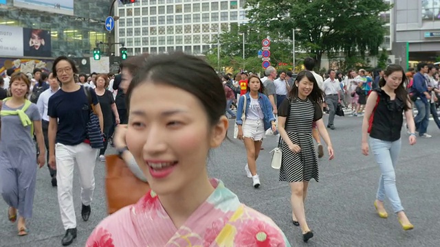 东京涩谷十字路口的漂亮日本女人视频素材