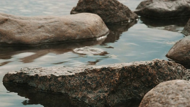 海岸上的岩石视频素材