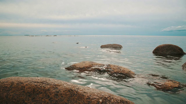 海岸上的岩石视频素材