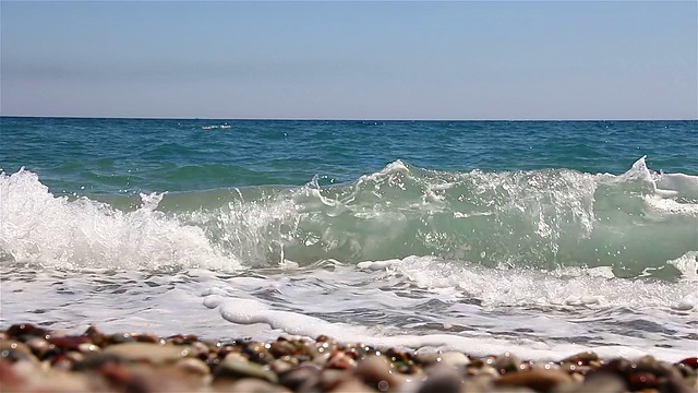 背景的海浪在美丽的海滩上。视频素材