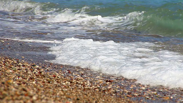 卵石滩上海浪的背景。视频素材