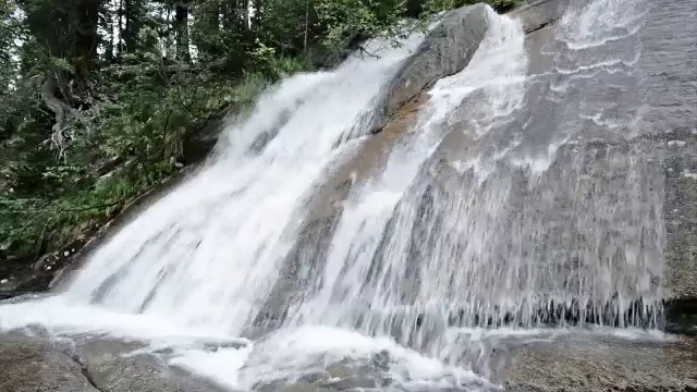 森林瀑布视频下载