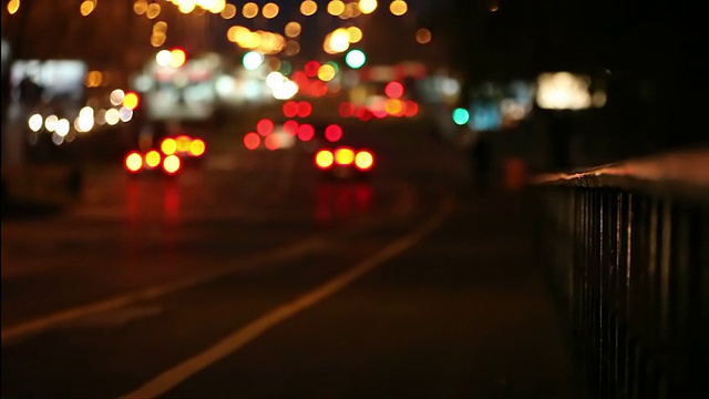 汽车行驶高峰时间城市夜晚的交通视频素材