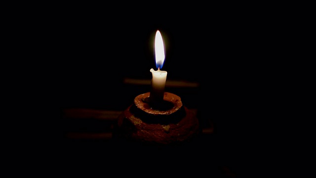 黑暗中的蜡烛视频素材
