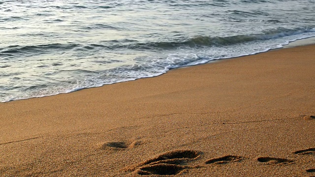 日落环线处沙滩上的海浪视频素材