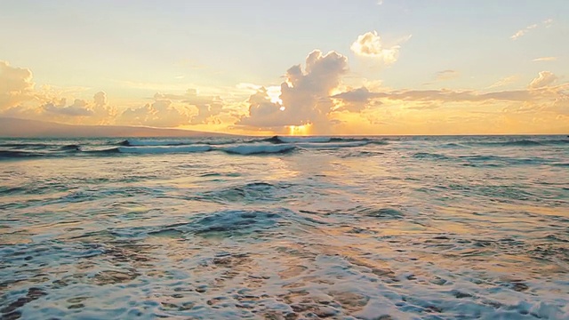 自然景观美丽的太阳在夏威夷海滩上的海浪视频素材