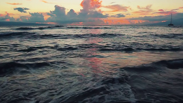 自然景观美丽的太阳在夏威夷海滩上的海浪视频素材