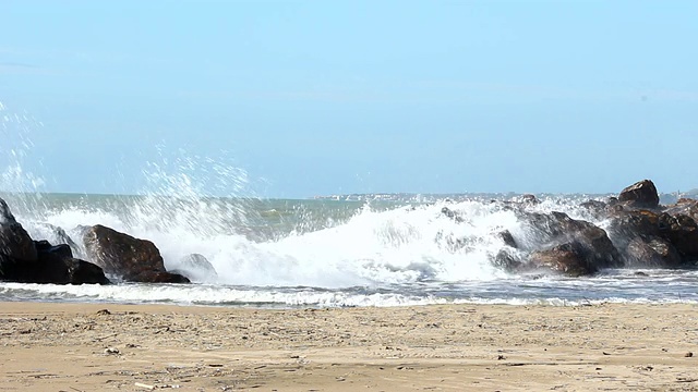 岩石上波涛汹涌的大海视频素材