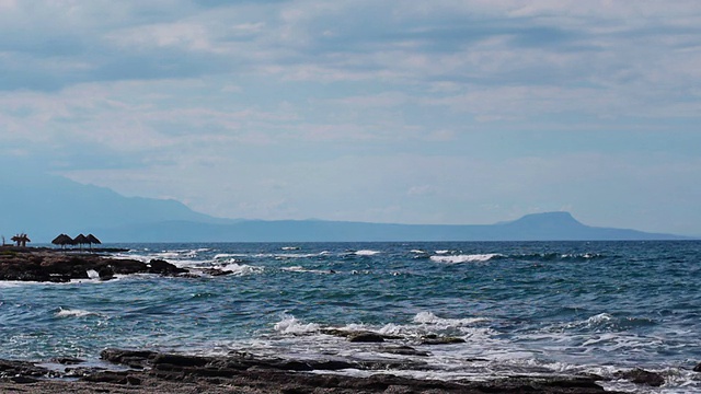 海浪拍打着浪花视频素材