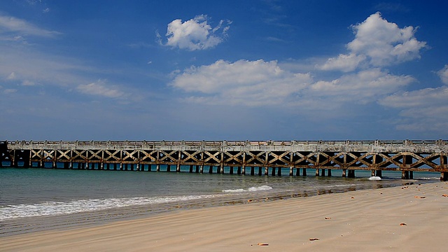 海浪越过沙滩和天空视频素材