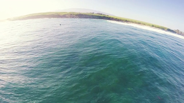 POV冲浪者顺道来访。冲浪者在巨大的蓝色海浪。GOPRO的观点。视频素材