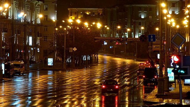 时光流逝的夜雨城市街道与交通视频下载