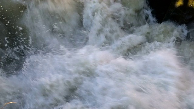 湍急清新的山河在岩石间缓缓流淌视频下载