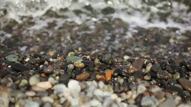 鹅卵石和冲浪视频素材