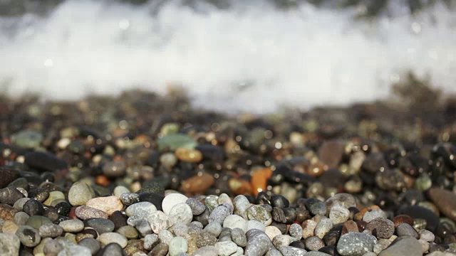 鹅卵石和冲浪视频素材