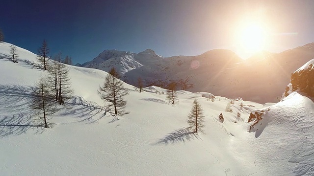 飞过白雪覆盖的山景视频素材