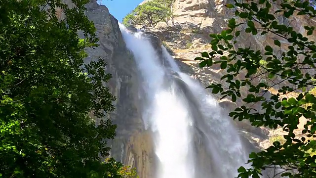 川流不息的瀑布从艾彼得山坡上倾泻而下视频素材