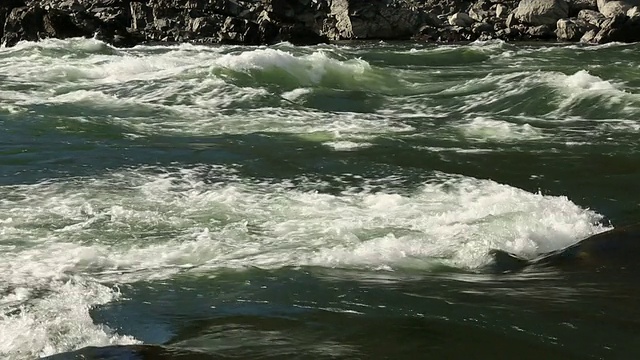 纯净的山水，急流的河流视频素材