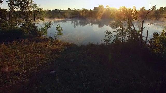 令人叹为观止的美景，在黎明时分从空中俯瞰蒸汽河视频素材