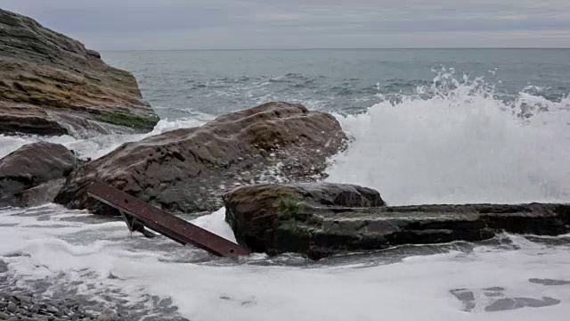 海浪冲击着海岸视频素材