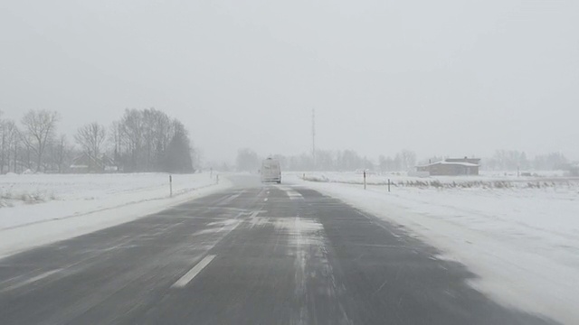 汽车暴风雪路雪视频素材