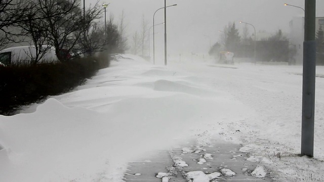 扫雪机在冰岛的一场暴风雪中清理积雪视频素材