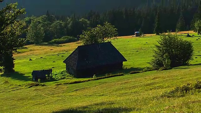 村庄坐落在山坡上视频素材