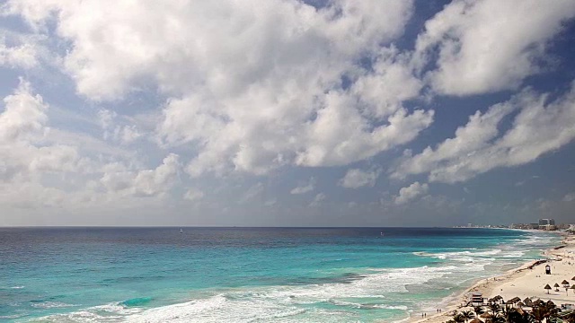 沿着海岸线的海滨胜地。假期的概念视频素材