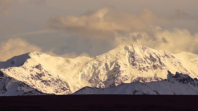 云在阿拉斯加山脉的高峰上翻滚视频素材