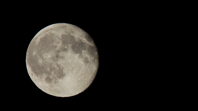 满月在夜空中移动视频素材