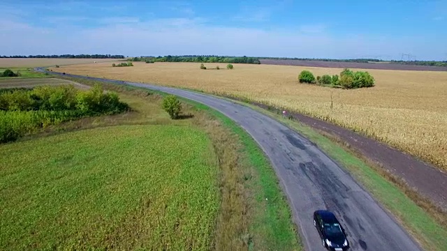 飞越田野间的公路视频素材