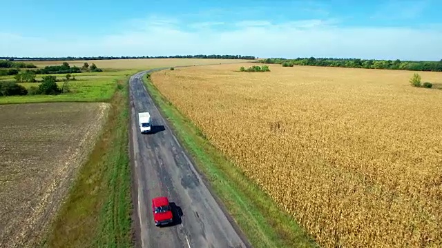 飞越田野间的公路视频素材