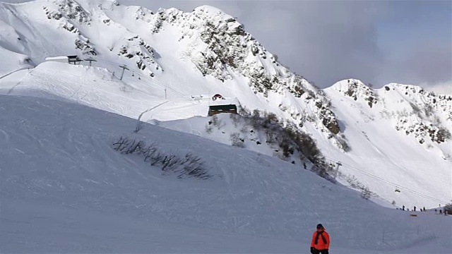 全景山峰的高加索山脉在罗莎库托高山滑雪胜地视频素材