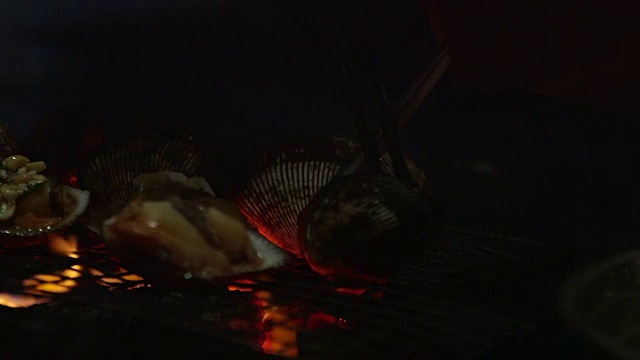 用火烹饪贝壳食物- 01视频下载