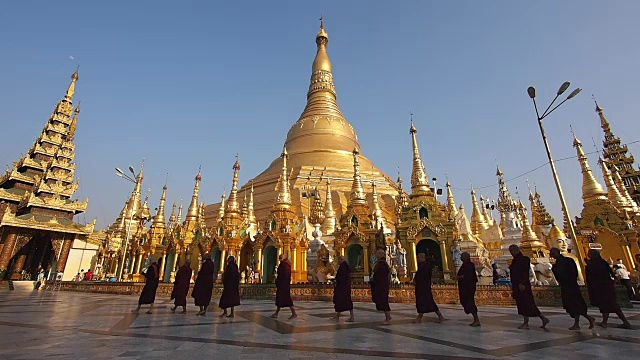 缅甸仰光大金塔附近的佛教僧侣视频素材