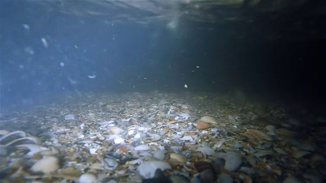 夜晚的海浪在海滩水下视频素材