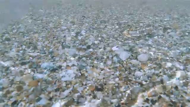 海滩上的平静海浪视频素材