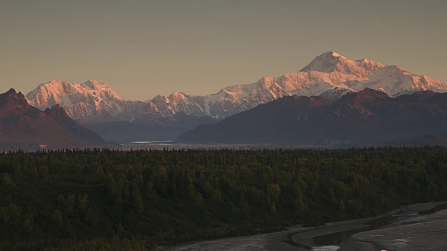 德纳里山脉近距离平移视频素材