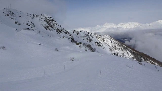 全景山峰的高加索山脉在罗莎库托高山滑雪胜地视频素材