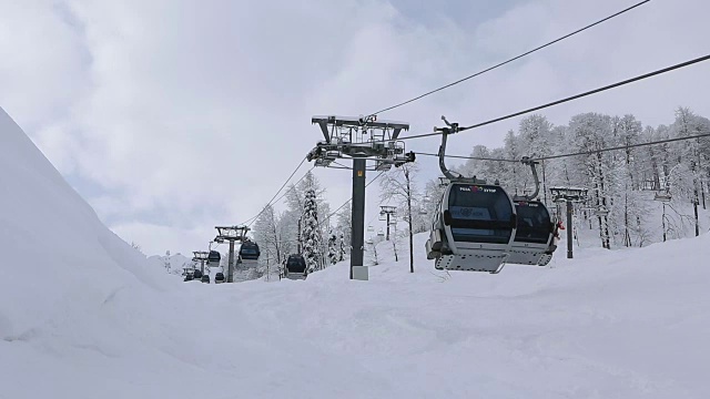 雪地上的缆车视频素材