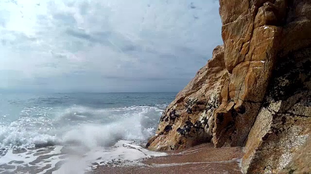 在海滩上溅起浪花视频素材